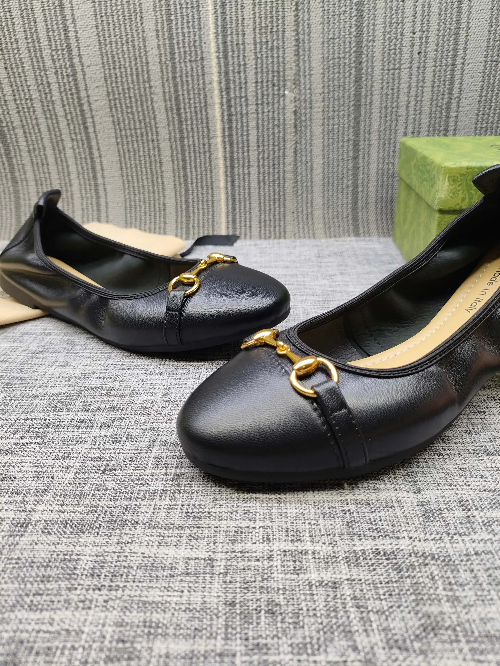 👟👟Ex-factory price 320👟👟 GUCCI's latest horsebit women's flat ballet shoes and egg roll shoes are super comfortable. The fabric is made of imported top-grade soft sheepskin. It is very comfortable on the feet and will not rub your feet. You can also roll it up and put it in your bag. It is easy to carry with you. The super soft soles are a must-have item for fairies whether you are going out for business, work, travel, shopping or at home. Fashionable and versatile, it is an indispensable pair of shoes for you. Fabric: Made of imported soft sheepskin Color: 6 colors available Outsole: PPC rubber outsole Size 34-42 (34.41.42 needs to be customized)
